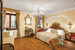 Postel nebo postele na pokoji v ubytování Hotel Ca' Alvise