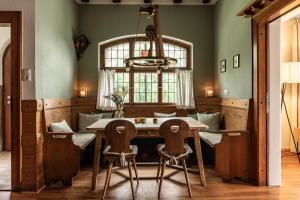 a dining room with a table and chairs at Exklusives Ferienhaus in Top Lage mit Pool, Sauna, Terrasse - Der Johannishof in Würzburg