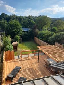 a deck with a picnic table and a view of a yard at Maison de vacances familiale à Vresse s/ Semois in Vresse-sur-Semois