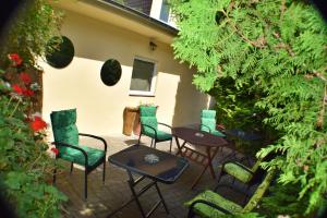 un patio con sedie e tavoli e un edificio di Ferienwohnung Goethe a Bernkastel-Kues