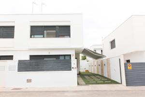 an external view of a white building at Sunrise & Pool Mairena Metro in Mairena del Aljarafe