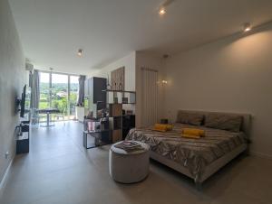 Afbeelding uit fotogalerij van House with vineyard view, for 3 guests, with private covered parking space in Negrar