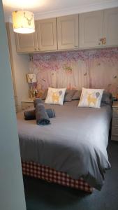 En eller flere senge i et værelse på STAG LODGE