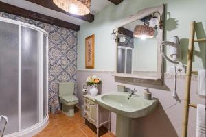 Koupelna v ubytování Casa rural el rincón del Altozano + 82 fotografií