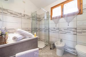 a bathroom with a glass shower and a toilet at L'oasi Panoramica by Propertize - Olbia in Pittulongu