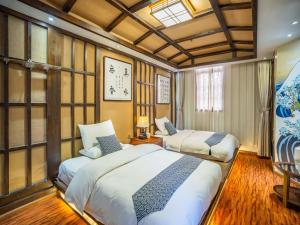 Rúm í herbergi á 丽江指云公馆Nakhi Cultural Experience在地体验民宿