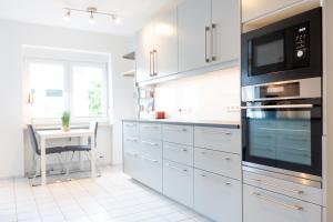 Кухня или мини-кухня в Seebrise Apartments
