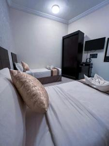 Postel nebo postele na pokoji v ubytování كنوز العمر