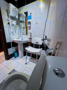 a bathroom with a toilet and a sink at كنوز العمر in Mecca