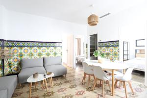 a living room with a couch and a table at Tradición y modernidad Casa de pueblo junto al mar in Puerto de Sagunto
