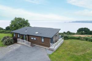 ein Haus mit Blick aufs Wasser in der Unterkunft Shearwater 30 - 2 Bedroom Lodge - Summerhill in Amroth