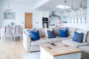 ein Wohnzimmer mit Sofa und Tisch in der Unterkunft Shearwater 30 - 2 Bedroom Lodge - Summerhill in Amroth