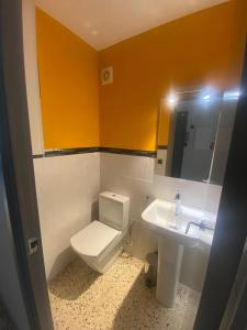 A bathroom at Apartament Centre Platja