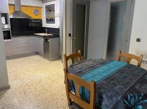 A kitchen or kitchenette at Apartament Centre Platja