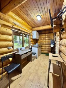 尤尔马拉Dune cottage的小木屋里的厨房，配有桌子和椅子