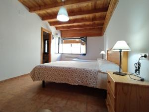 a bedroom with a bed with a wooden ceiling at Casa Rural el Rincón in Perarrua