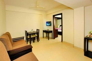 TV a/nebo společenská místnost v ubytování Holiday Vista Thekkady a premium hotel near periyar wild life sanctuary with sky view pool