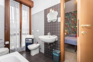 A bathroom at Residenza Il Fiore