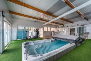 Habitación grande con cama y piscina en Fantastic home in Bustelo, en Oliveira de Azemeis 64 fotos más
