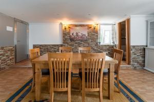 Un comedor con mesa y sillas de madera. en Fantastic home in Bustelo, en Oliveira de Azemeis