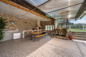Habitación con mesa y pared de piedra. en Fantastic home in Bustelo, en Oliveira de Azemeis