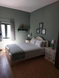 una camera da letto con un letto grande e una finestra di Cottage Meraki a Káto Kalésia