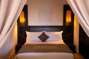 Ένα ή περισσότερα κρεβάτια σε δωμάτιο στο Borjs Hotel Suites & Spa