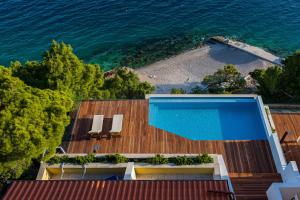 Bazén v ubytovaní Luxury Apartments Villa Ruzmarina with New heated Infinity Pool and Lounge Area alebo v jeho blízkosti