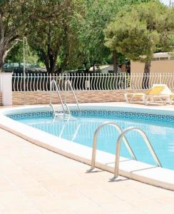 Bazén v ubytování Camping Miramar Playa - camas individuales nebo v jeho okolí