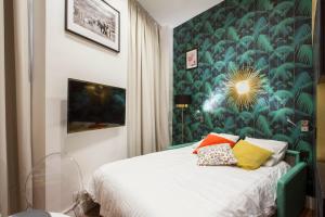 a bedroom with a bed with a green wall at Nid douillet parisien in Paris