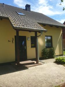 a small yellow house with a roof at charmantes Ferienhaus ruhig gelegen für 6 Personen in Welzin
