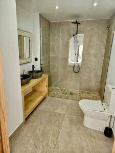 ein Badezimmer mit Toilette und Waschbecken in der Unterkunft Luxury 3 bed apartment Marina de la Duquesa, huge terrace pool views, 500 meters to Beach in Manilva