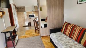 A television and/or entertainment centre at Apartmani Maksimović