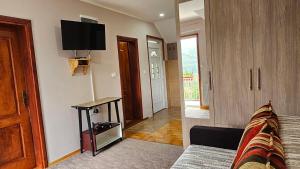 A television and/or entertainment centre at Apartmani Maksimović