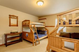 a room with two bunk beds and a mirror at Crest View Lodge in Ronald