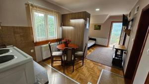 A kitchen or kitchenette at Apartmani Maksimović