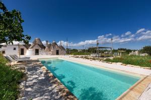 una piscina frente a una casa en Brunaldi Trulli by Perle di Puglia, en Martina Franca