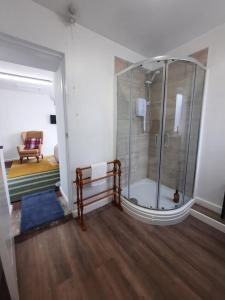 a bathroom with a glass shower in a room at Chic Studio Near Cardiff Hub in Cardiff +7 photos