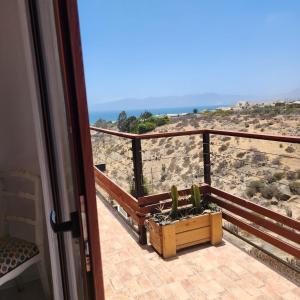 a room with a balcony with a view of the ocean at Casa AltaVista Guanaqueros in Guanaqueros