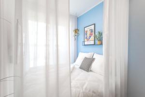 Postel nebo postele na pokoji v ubytování Yellow Apartment - Balcony, Free Parking, by Gravity Prague + 40 fotografií