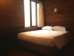 Кровать или кровати в номере Tree House Lodge