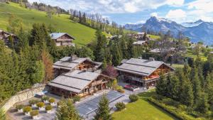 een luchtfoto van een huis in de bergen bij Mirage in Demi-Quartier