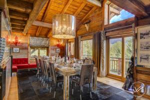 een eetkamer met een lange tafel en stoelen bij Mirage in Demi-Quartier