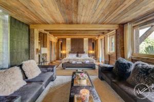 een woonkamer met 2 banken en een bed bij Mirage in Demi-Quartier