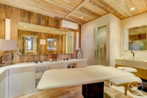 een badkamer met een wastafel en een spiegel bij Mirage in Demi-Quartier +26 foto's