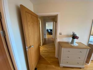 Habitación con puerta, vestidor y pasillo en *Modern 2 bed apartment in the heart of Cardiff*, en Cardiff 9 fotos más