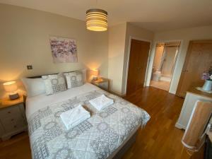 Un dormitorio con una cama con dos almohadas encima. en *Modern 2 bed apartment in the heart of Cardiff*, en Cardiff