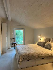 Ένα ή περισσότερα κρεβάτια σε δωμάτιο στο Maison Massinod, natura e relax