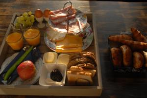 a tray of food with a drink and other foods at Het blauwe huis in Reuver