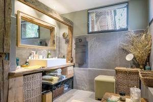 un baño con lavabo y espejo en Le Mont Farm, en Servoz 40 fotos más
